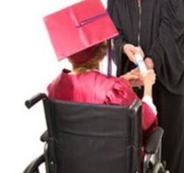 Laurea di giovane con disabilità motoria