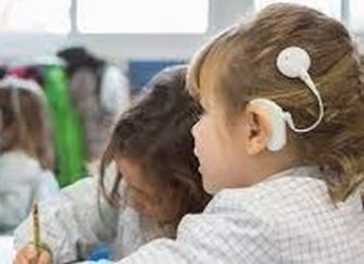 Bimba con audiolesione a scuola