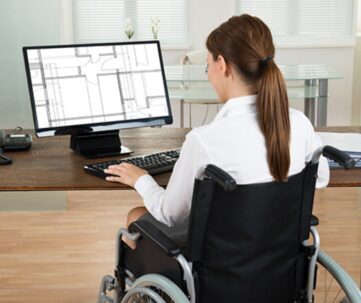 immagine di donna con disabilità alla scrivania mentre lavora