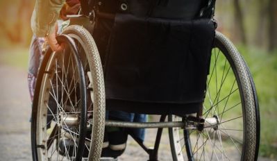 Particolare di persona con disabilità