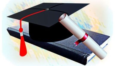 Cappello di laureato, tesi di laurea e plico di laurea