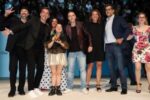 Foto di gruppo per il CoorDown a Cannes, con Madison Tevlin, attrice, attivista e modella, donna con sindrome di Down, che regge il Leone d'Oro vinto per "Assume That I Can"