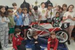 Foto di gruppo per bambini, bambine, ragazzi e ragazze alla Nostra Famiglia di Bosisio Parini, all'avvio del progetto "TWEx Two Wheel Experience"