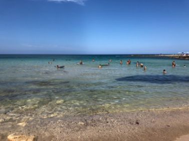 Ostuni, spiaggia libera di Baia dei Camerini a Ostuni (Brindisi) (foto di Il Faro Beach Club)