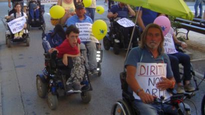 Manifestazione di persone con disabilità nelle Marche