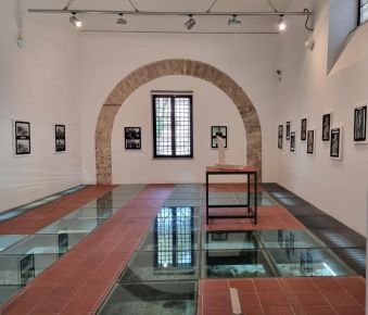 sala della mostra di Milano "Momenti salienti dell’Arte e della Fotografia"