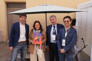 La ministra per le Disabilità Locatelli ad Assisi, presso lo stand del GLIC, con la pubblicazione curata dallo stesso GLIC