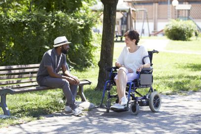 Donna con sclerosi multipla e uomo senza disabilità