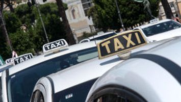 Vari taxi di Roma