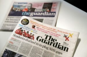 una copia del quotidiano The Guardian