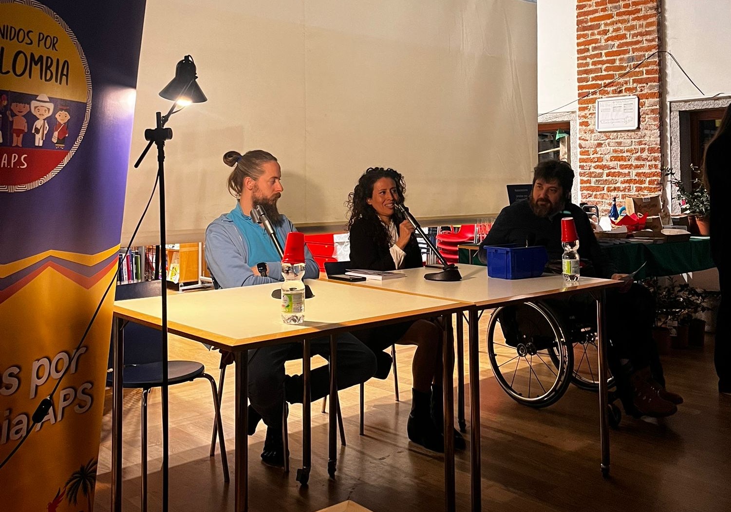 Erika Olaya Andrade (al centro), durante il convegno del 3 dicembre scorso a Milano, intitolato "Long Covid cos’è e cosa causa"