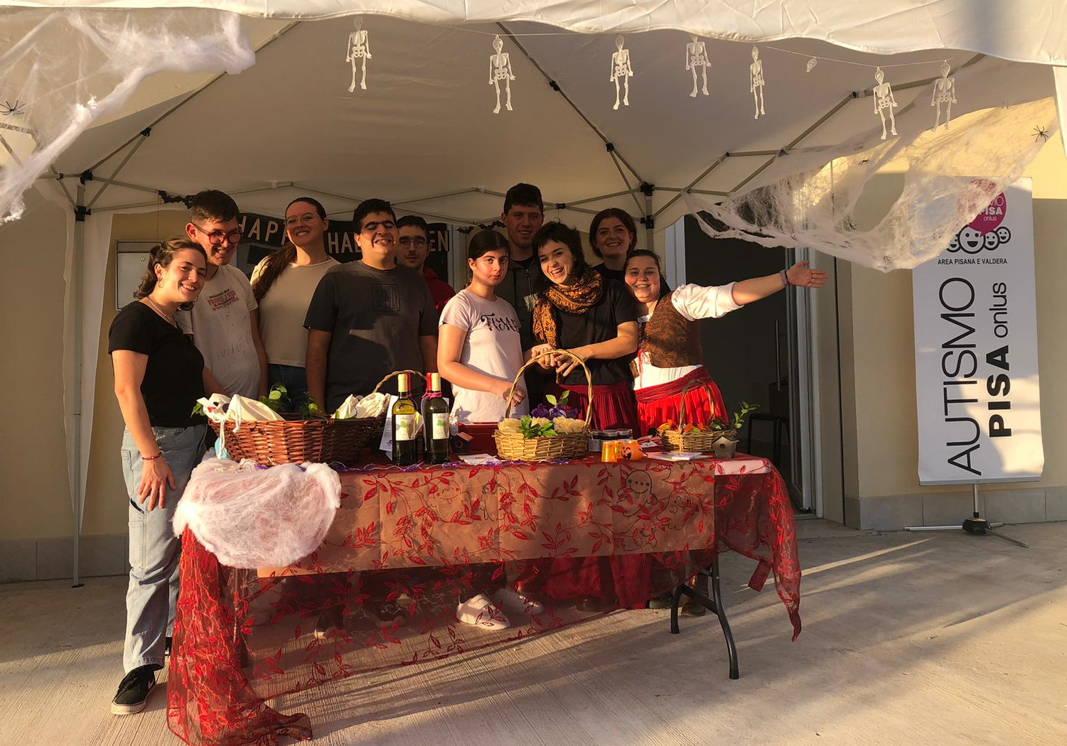 Foto di gruppo di alcuni componenti dell’Associazione Autismo Pisa, Valdera e Valdicecina