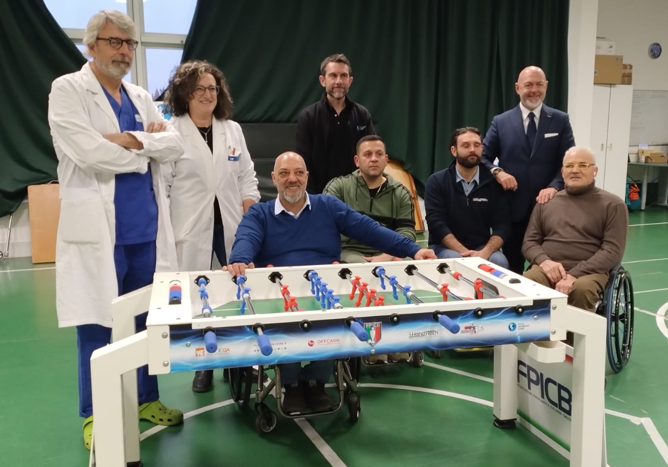 Foto di gruppo per la donazione della Federazione Paralimpica Italiana Calcio Balilla (FPICB) all’Unità Spinale dell’Ospedale Niguarda di Milano