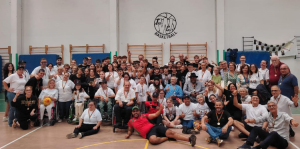 Foto di gruppo alla fine dell'evento di sport inclusivo