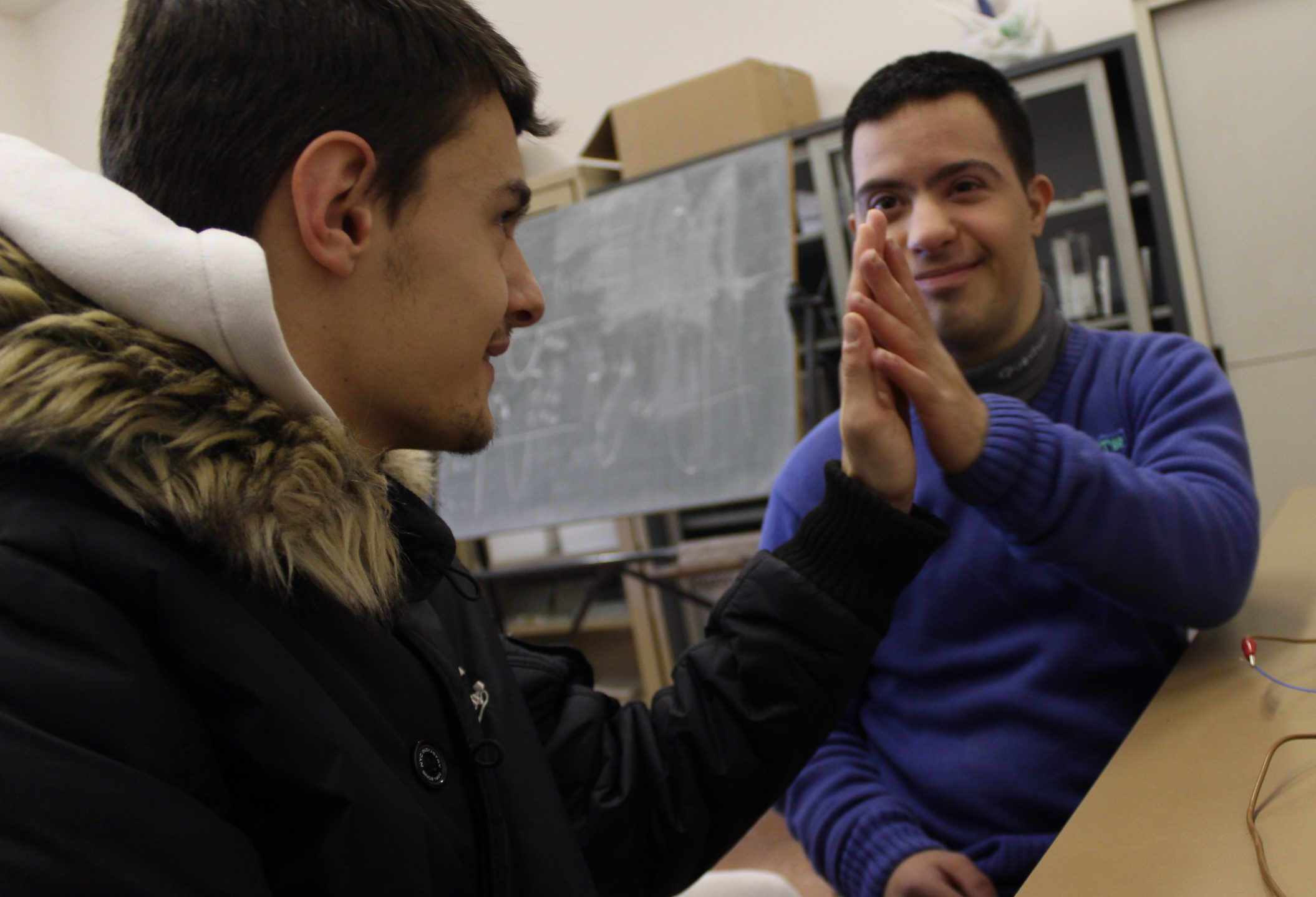 Ragazzo senza disabilità e ragazzo con sindrome di Down a scuola