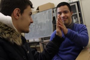 Ragazzo senza disabilità e ragazzo con sindrome di Down a scuola