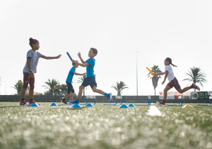 Ragazzi e ragazze che fanno sport