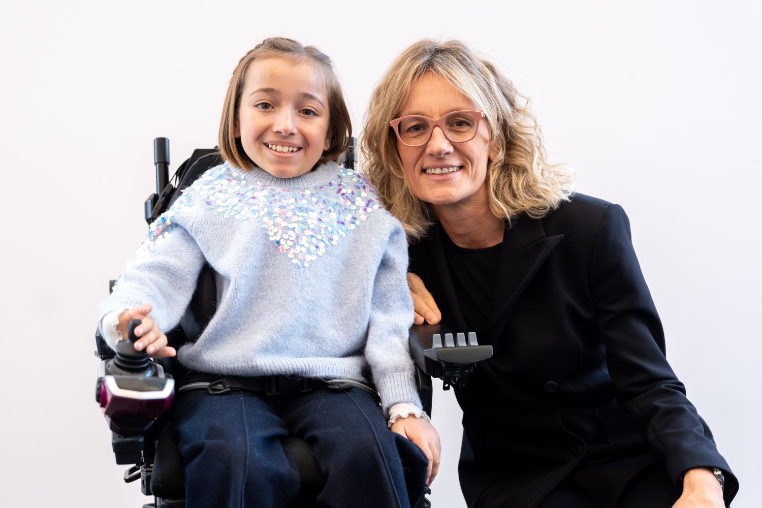 Insieme a Ilaria Villa, direttrice generale della Fondazione Telethon, vi è la piccola Mavi, bimba con la SMA (atrofia muscolare spinale), protagonista del cortometraggio "Una giornata pazzesca", diretto da Francesca Archibugi, dove realizza il sogno di incontrare e intervistare il presidente della Repubblica Sergio Mattarella