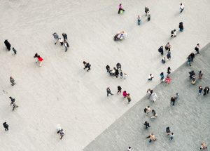 Persone viste dall'alto in un spazio aperto