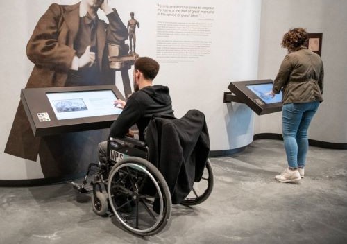 Persona con disabilità in un museo