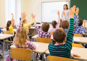 Ragazzi e ragazze a scuola