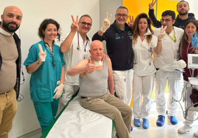 Aniello Colasante, sul lettino dell'ambulatorio, circondato dallo staff del Centro NeMO Napoli, Scopri la storia di Aniello Colasante, è l'ingegnere che ha riconquistato autonomia grazie al trattamento multidisciplinare presso il Centro stesso