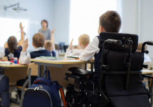 Bimbo con disabilità a scuola