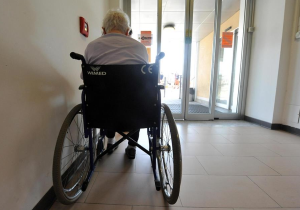 Persona con disabilità istituzionalizzata in una struttura