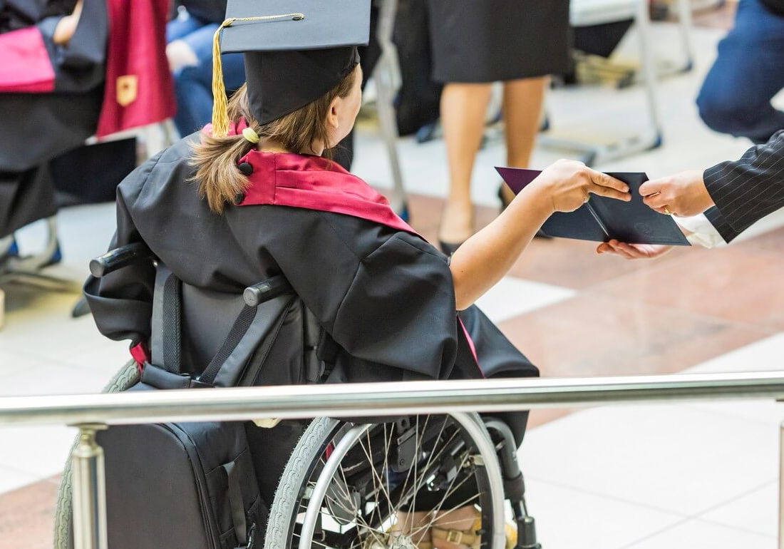 Studentessa universitaria con disabilità