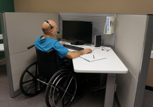 Persona con disabilità al lavoro al computer