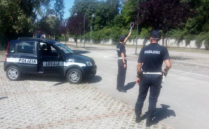 Polizia locale ferma un veicolo