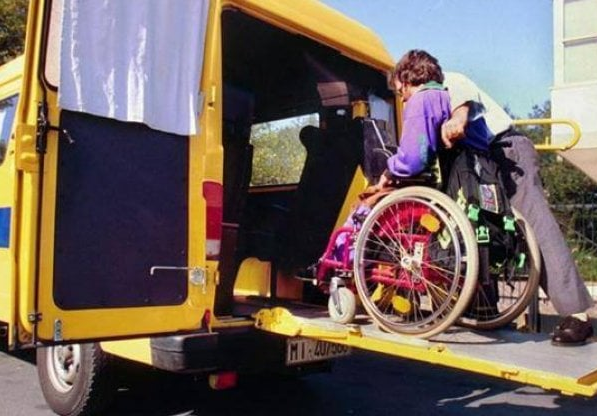 Alunno con disabilità sale in uno scuolabus