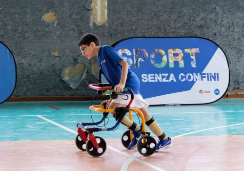 Un giovanissimo atleta con disabilità