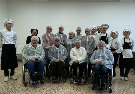 Foto di gruuppo per l'avvio del corso di Ferrara "Cucina senza barriere"