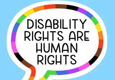 Una realizzazione grafica che recita "Disability Rights are Human Rights" ("I diritti delle persone con disabilità sono diritti umani")