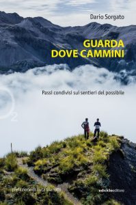 In copertina del libro "Guarda dove cammini" due persone in cima ad un monte 