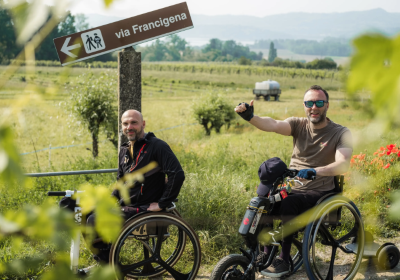 Catalogo "Piemonte for All": due persone in carrozzina sulla Via Francigena