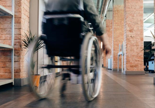 Particolare di studente con disabilità a scuola