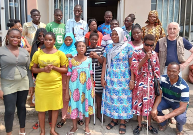 Studenti e studentesse universitari ciechi del Togo insieme a Flavio Fogarolo