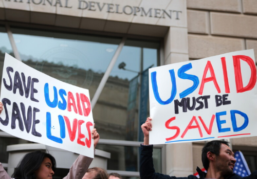 Manifestanti negli Stati Uniti contro lo smantellamento dell'USAID, l’Agenzia degli Stati Uniti per lo Sviluppo Internazionale. "Save USAID Save Lives", recita uno dei cartelli ("Salvare l'USAID, salvare vite")