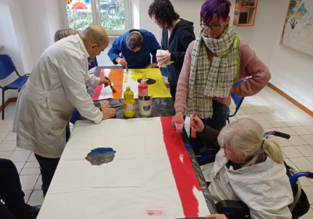 Uno dei laboratori in cui si èpreparato il "Carnevale di Sorrisopoli 2025", con il coinvolgimento di persone con disabilità