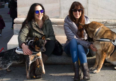 Laura Raffaeli e Simona Zanella, presidente e vicepresidente di Blindsight Project, con i rispettivi cani guida