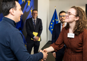 Il Commissario Europeo Glenn Micallef e Lydia Vlagsma dell'EDF si stringono la mano