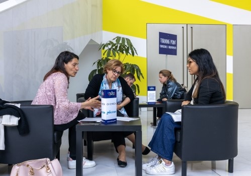 persone sedute che fanno un colloquio di lavoro