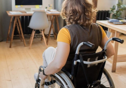 Alunna con disabilità in un'aula scolastica