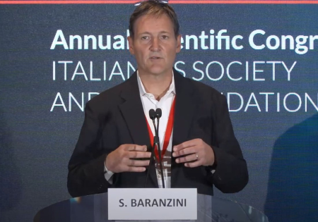 Sergio Baranzini durante il suo intervento al congresso della FISM