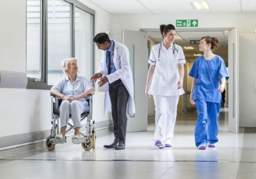 Donna con disabilità in ospedale