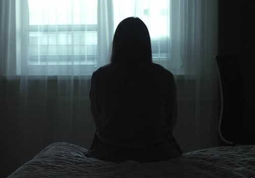 Donna nel buio di una stanza