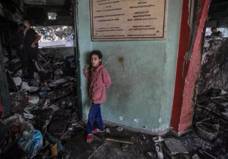 Una bimba tra le macerie di Gaza