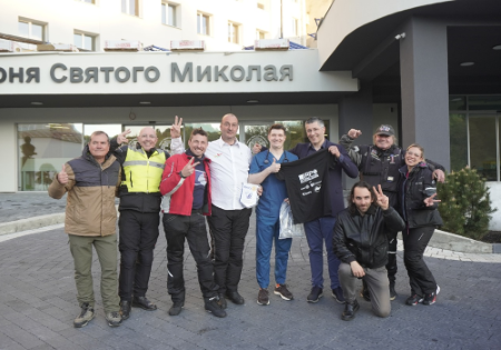 Davanti all'Istituto Pediatrico San Nicola del First Medical Union Hospital di Leopoli